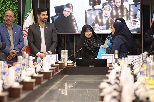 نشست مشاور وزیر نفت با بانوان ورزشكار مقام آور پالایش نفت آبادان